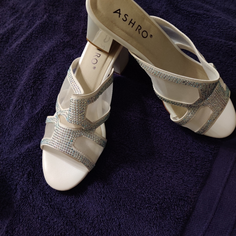 One pair Sandals - Picture 2 of 2